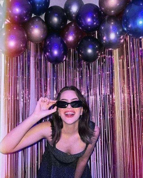 Euphoria Birthday Photoshoot Ideas, Euphoria Birthday Photoshoot, Euphoria Aesthetic Birthday Party, Euphoria Photobooth, Soirée Euphoria, Birthday Party Photoshoot Ideas, Euphoria Photoshoot Ideas, Euphoria Themed Photoshoot, Euphoria Birthday Party Theme