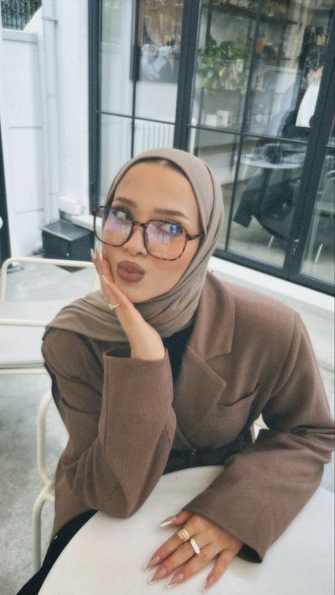 Hijabi With Glasses Aesthetic, Hijabi With Glasses, Hijab And Glasses, Girl Cry, Live Tiktok, Modest Casual Outfits, Stile Hijab, Hijab Style Tutorial, Stylish Hijab