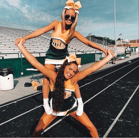 Cheerleading Poses, Cheerleading Workouts, Cheer Team Pictures, Sideline Cheer, Cheer Photography, Varsity Cheer, Cheerleading Photos, Cute Cheer Pictures, High School Cheer