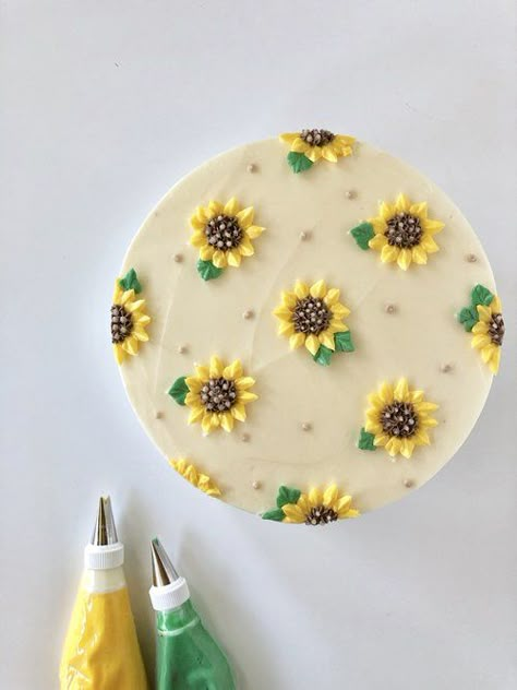 Buttercream Sunflower, Sunflower Birthday Cakes, Minimalistic Cakes, Minimalist Cakes, Sunflower Cake, Pastel Cupcakes, Simple Cake Designs, Gateaux Cake, Cute Baking