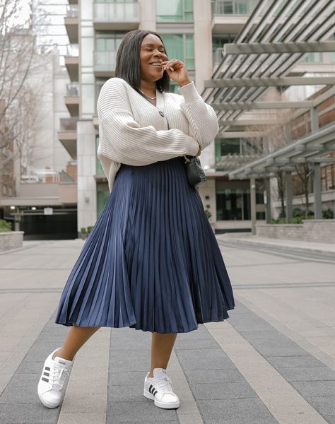 Pleated Skirt Outfit Knee Length, Sweatshirt Pleated Skirt Outfit, Black Pleated Skirt Outfit Curvy, Pleated Skirts Long, How To Style Pleated Skirt Plus Size, Plus Pleated Skirt Outfit, Plus Size Outfits Long Skirt, Plus Size Outfits Skirt Ideas, Plus Size Pleated Skirt Outfits Winter