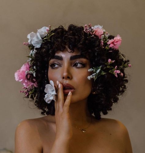 Girl Photoshooting Ideas With Flower, Flower Power Photoshoot, Model With Flowers Photography, Powerful Feminine Photoshoot, Blooming Photoshoot Ideas, Floral Self Portrait, Natural Hair With Flowers, Creative Floral Photography, Flower In Curly Hair