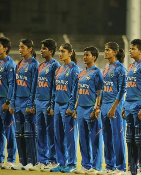 You know na India women cricket team Women Cricketers, Women Cricket, Cool Basketball Wallpapers, Indian Cricket Team, Smriti Mandhana, India Women, Cricket In India, India Cricket Team, World Cricket