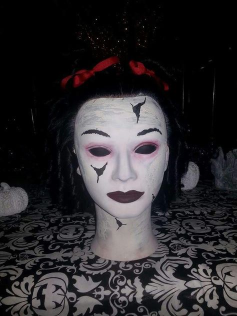 Halloween mannequin head by Kari Gibbs Halloween Manequin Ideas, Spooky Mannequin Head, Halloween Maniquin Head Cosmetology, Halloween Manikin Head Ideas, Halloween Mannequin Head Ideas, Halloween Mannequin, Diy Mannequin, Mannequin Ideas, Foam Wigs