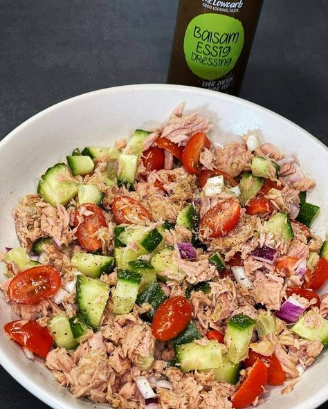 Fresh and Healthy Tuna Salad: A Quick and Delicious Meal Want the full recipe? 🤔 Drop a 💚 ‘Send it!’ in the comments, and we’ll DM you the step-by-step instructions! 🚀 Healthy Tuna Salad, Salad Recipes Lunch, Healthy Tuna, Healthy Food Inspiration, Tuna Recipes, Healthy Food Dishes, Healthy Lifestyle Food, Healthy Food Motivation, Idee Pasto Sano