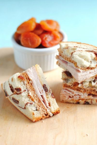 Picnic Recipes Tea Party Sandwiches, Potato Rolls, Afternoon Tea Recipes, Tea Time Food, Cinnamon Raisin Bread, Party Sandwiches, Turkey Burger Recipes, Raisin Bread, Sandwich Ingredients