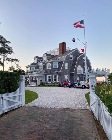 a nantucket summer on Instagram: “a red white and blue kind of Labor Day ❤️🇺🇸💙 ⠀ ⠀ ⠀ ⠀ ⠀ ⠀ ⠀ ⠀ ⠀ #anantucketsummer #nantucket #summer #ack #island #beach #hydrangea…” Cap Code House, Nantucket Style Homes Interior, Massachusetts House, Nantucket House, Nantucket Style Homes, Costal Granddaughter, Nantucket Summer, Nantucket Home, England Summer