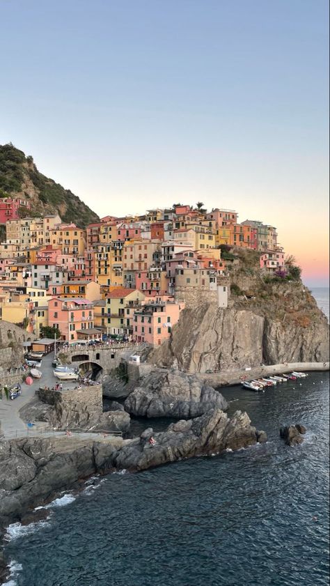 Italy Astetics, Cinque Terre Aesthetic, Italy Vibes, Cinque Terre Italy, Italy Summer, Italy Aesthetic, Pretty Landscapes, Naples Italy, Dream Travel Destinations