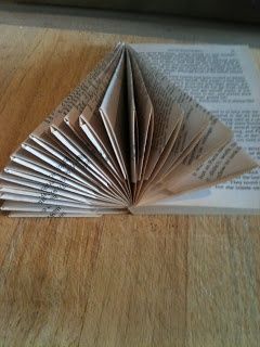 How To Make Angels and Christmas Trees From A Paperback Book Book Trees, Book Christmas Tree, Old Book Crafts, Recycled Books, Book Tree, Book Page Crafts, Book Christmas, Book Folding Patterns, Folded Book Art