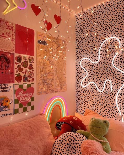 Looking to add some color and flair to your room? Then this TikTok trend is *def* for you! Squiggle lights are the cutest way to cultivate an eccentric vibe in your space. Prepare to find all the deets on this (actually lit) DIY that's going to make your room srsly glow. PC: @thesydneyhargrove on Instagram Eccentric Bedroom, New Room Decor, Room Decor College, Eccentric Home, Tiktok Room, Flexible Led Strip Lights, Dorm Room Inspiration, Cool Wall Art, Diy Crafts Room Decor