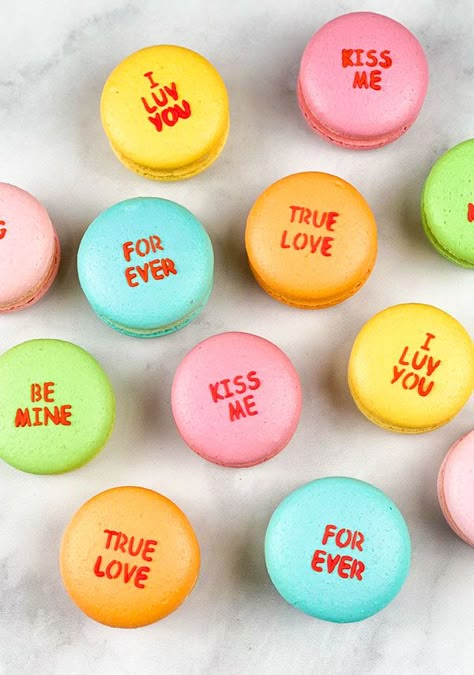 Valentine's Macarons - The Tipsy Macaron Valentine Breakable Heart, Catering Dessert Ideas, Valentines Day Macarons, Valentines Day Bakery, Dinner Ideas Romantic, Dessert Station Ideas, Macaroons Ideas, Valentines Macarons, Aesthetic Macarons