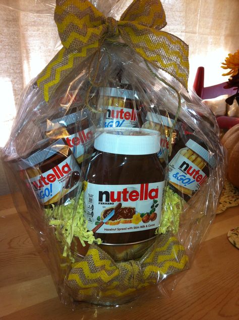 Nutella bouquet Nutella Gift Basket, Nutella Bouquet, Nutella Gift Ideas, Nutella Gift, Nutella Gifts, Diy Valentines Day, Gift Ideas Diy, Chocolate Nutella, Hazelnut Spread