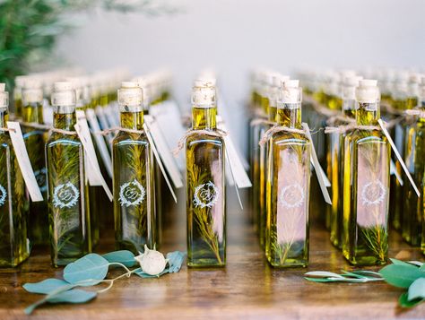 Send guests home with the necessities to cook up their own pies. These newlyweds gifted invitees monogramed bottles of olive oil, which they'd need to make their own marinara sauce. Weddings Italy, Wedding Table Toppers, Pizza Wedding, Italy Weddings, Creative Wedding Favors, Inexpensive Wedding Favors, Edible Wedding Favors, Elegant Wedding Favors, Tuscan Wedding