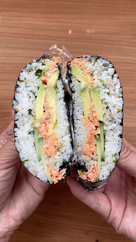 Smoked Salmon Onigiri, Salmon Onigirazu, Onigiri Sandwich, Japanese Food Dinner, Japanese Food Healthy, Salmon Onigiri Recipe, Onigiri Salmon, Salmon Rice Balls, Onigiri Aesthetic