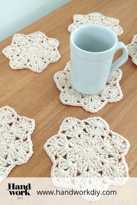 Un proyecto de crochet ideal para principiantes. Posavasos Daisy, se suma a nuestra colección de accesorios tejidos con gancho para vestir con el mayor de los encantos nuestro hogar #posavasoscrochet #ganchillo #patrón Crochet Coaster Free Pattern, Crochet Coasters Free Pattern, Crochet Cup Cozy, Crochet Coaster Pattern, Valentines Crochet, Crochet Circles, Crochet Quilt, Day Outfits, Fun Crochet Projects