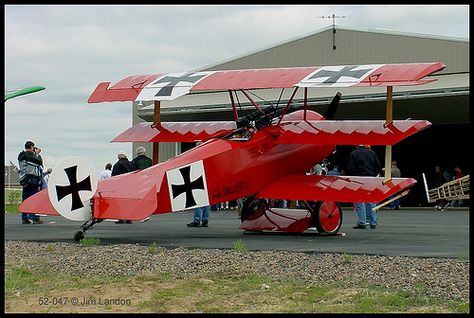 The Fokker DR.I (replica), the most famous plane flown by the Red Baron. Red Baron Plane, Ww1 Airplanes, Ww1 Planes, Usa History, Ww1 Aircraft, Adobe Photo, Reconnaissance Aircraft, Airplane Photography, Vintage Airplane