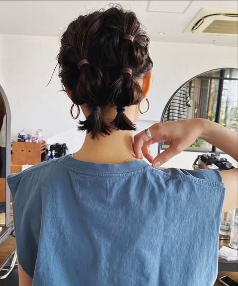 Hoco Hair Ideas Short, Hair Curls, Hair Arrange, Hairdos For Short Hair, Peinados Fáciles Para Cabello Corto, Layered Bob, Penteado Cabelo Curto, Hoco Hair Ideas, High Ponytails