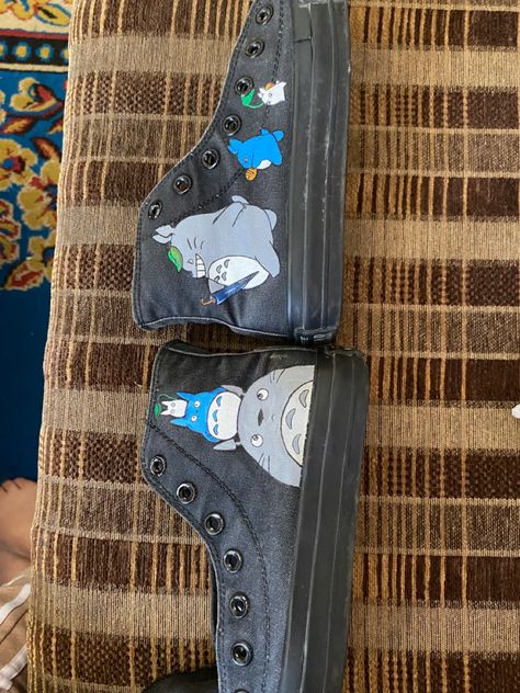 Black converse shoe paint #myneighbourtotoro #cute #shoes Converse Shoes Painting, Shoes Painting, My Neighbour Totoro, Shoes Art, Black Converse, Converse Black, My Neighbor Totoro, Shoe Art, Painted Shoes