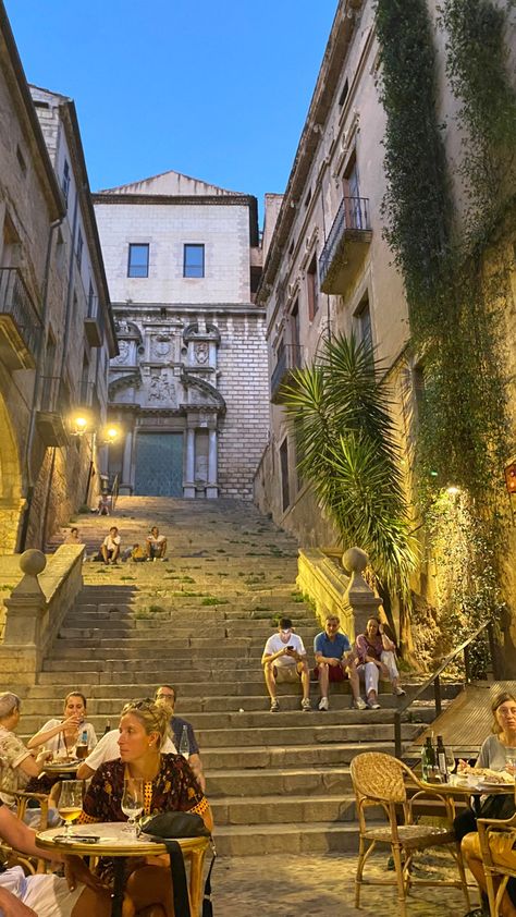 Café Le Bistrot, Girona, Spain Terrassa Spain, Spain Cafe, Spain Lifestyle, Living In Barcelona, Barcelona Lifestyle, Summer In Spain Aesthetic, Spain Vibes, Study Abroad Madrid, Barcelona Bars