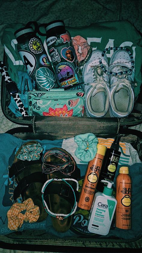 Summer Camp Packing Aesthetic, Surf Bag Essentials, Beach Packing Aesthetic, Summer Camp Vibes, Packing Aesthetic, Plane Tips, Trip Couple, Summer Camp Packing, Summer Camp Outfits