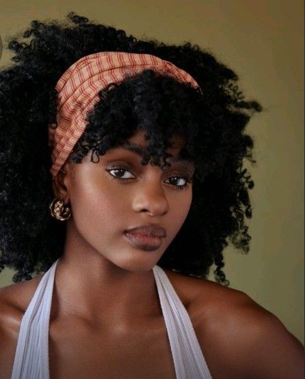 4c Hair Bandana, Hat For Afro Hair, Afro And Headband, Afro With Accessories, Curly Hair Ponytail With Bangs, Bandana Natural Hair, 4c Headband Hairstyles, 90s Afro Hairstyles, Afro Half Up Half Down