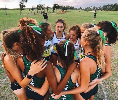 Cross Country Meet Signs, Track And Xc Aesthetic, Xc Team Pictures, Cross Country High School, Running Cross Country, College Cross Country, Xc Pictures Photo Ideas, Track Team Aesthetic, Cross Country Running Aesthetic