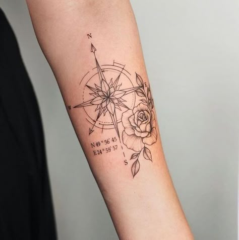 tatouage boussole femme : 20 idées pour trouver votre chemin vers l'élégance 2 Medium Sized Tattoos For Women Unique, Women’s Compass Tattoo, Compass Tattoo Design Woman, Feminine Compass Tattoo Design, Family Inspired Tattoos, Compass Tattoo Feminine, Feminine Compass Tattoo, Back Tattoos For Women, Compass Rose Tattoo