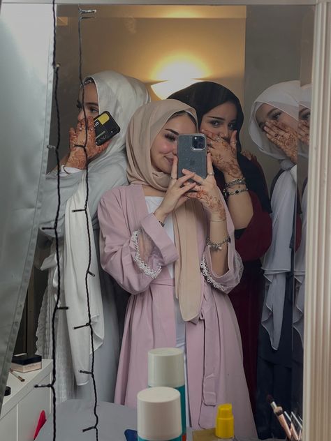 Hijab And Non Hijab Friends, 4 Friends Pictures Aesthetic, Ootd Lebaran, Kondangan Outfit, Bff Poses, Gamis Dress, Stile Hijab, Dress Pesta, Dress Ootd