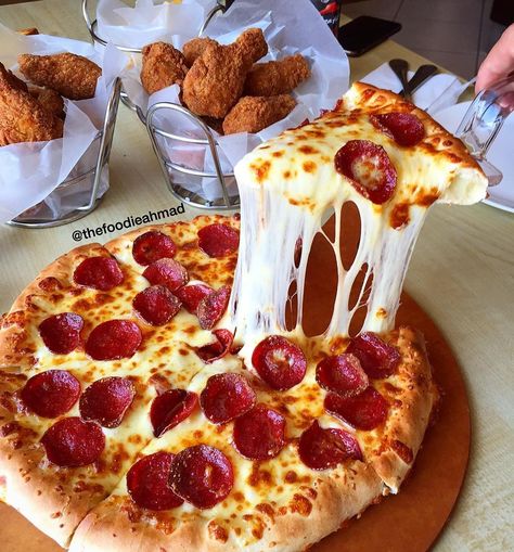 Junk Food Snacks, God Mat, Good Eat, Pizza Hut, Food Goals, Deep Dish, Food Obsession, Pretty Food, Food Cravings