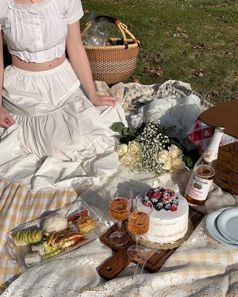 Picnic Date Food, Picnic Inspiration, Picnic Date, Perfect Picnic, Picnic Time, Picnic Food, Picnic Foods, Picnic Party, A Picnic