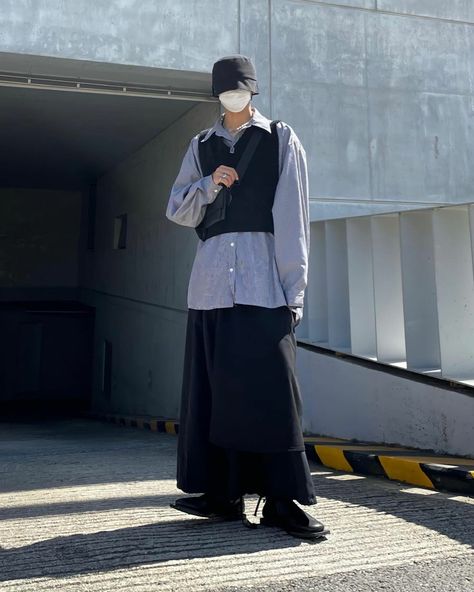 Long Skirt Men Outfit, Men In Long Skirts, Guys In Skirts Fashion, Men Skirt Outfits, Brand Exploration, Skirt Over Jeans, Skirt Ootd, Guys In Skirts, Guys Fits