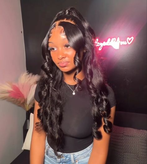 Wig Hairstyles With Layers, Wigs For Graduation, Wigs For Back To School, 8 Grade Prom Hairstyles, 8th Grade Social Hairstyles, Grad Hairstyles Black Hair, Hairstyles For 16 Birthday, Black Sweet 16 Hairstyles, Graduation Wig Hairstyles