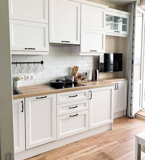 Beige Kitchen Cabinets, Black Kitchen Handles, White Kitchen Cupboards, Серая Кухня, White Shaker Kitchen, Beige Kitchen, Kitchen Room Design, Kitchen Inspiration Design, Kitchen Cupboards