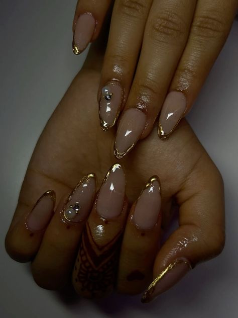 more in telegram White And Gold Nails Short Almond, Nail Design Jewels, Nail Ideas Acrylic Chrome, Cream Nails Aesthetic, Gold Rimmed Nails, Almond Nails With Gold Accent, Roaring 20 Nails, Gold Rim Nails, Champagne Nails Prom