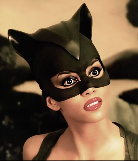 Cat Women Halle Berry, Cat Woman Hairstyles, Halley Berry Catwoman, Cat Woman Halle Berry, Halle Berry Catwoman Costume, Halle Berry Catwoman, Black Cat Woman, Catwoman Aesthetic, Catwoman Halle Berry