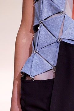 Yohji Yamamoto Spring 2004 Ready-to-Wear collection, runway looks, beauty, models, and reviews. Triangle Tessellation, Architectural Fashion, Origami Fashion, Sculptural Fashion, Geometric Fashion, Design Moda, Couture Mode, Design Textile, Denim Style