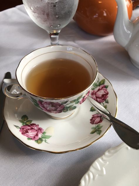 How to Make a Perfect Cup of Tea | Vintage Recipes and Cookery from the 1800s Wedding Dinnerware, Vintage Coffee Cups, Perfect Cup Of Tea, Mint Tea, Red Tea, Old Fashioned Recipes, Tea Recipe, Vintage Cups, Tea Cups Vintage