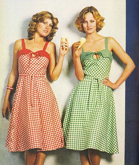 Rain Fashion, Sun Dress Casual, Fashion 1970s, Gingham Fashion, 40s Fashion, Vintage Clothing Online, 1970s Fashion, Moda Vintage, Mode Vintage