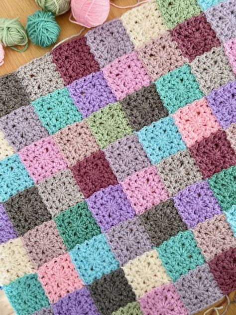 Patchwork Granny Square Blanket, Yarn Stash Buster Crochet, Mini Granny Squares, Crochet Swirl, Mood Blanket, V Stitch Crochet, Crochet Blanket Diy, Crochet Angel Pattern, Blanket Squares