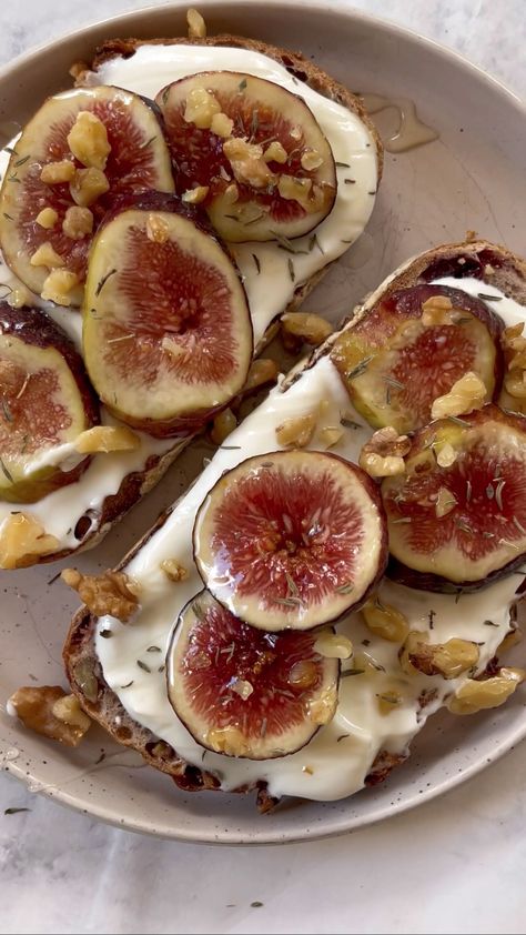 Goat Cheese And Honey Toast, Goats Cheese Breakfast, Breakfast With Figs, Fall Food Inspiration, Fig Breakfast Recipes, Fig Breakfast, Breakfast Gourmet, Fig Toast, Bread Inspiration