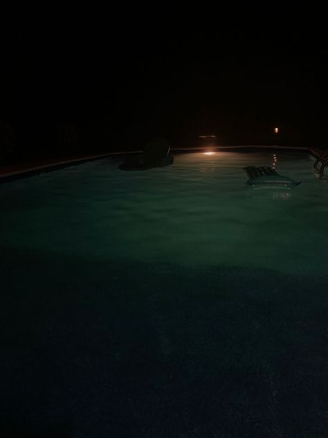 Aesthetic dark pool Pool Asthetic Picture Night, Dark Swimming Pools, Dark Swimming Pool Aesthetic, Dark Florida Aesthetic, Pool Dark Aesthetic, Dark Pool Aesthetic, Night Swimming Aesthetic Pool, Pool At Night Aesthetic, Interests Aesthetic