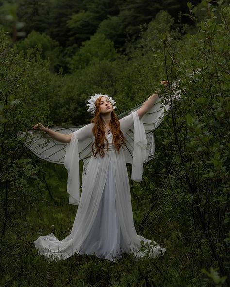 “She flew across the turbulent gust. Her eyes fixed, her wings strong She flies and flies and flies along. To reach high, to open her wings… Cicada Wings, Costume Capes, Cape Costume, White Costume, Halloween Beauty, White Costumes, Dark Crystal, Wings Costume, The Dark Crystal