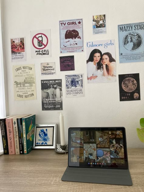 Gilmore Girls Poster, Future Bedroom Ideas, Dream Bedroom Inspiration, Girl Desk, Dorm Room Designs, Poster Bedroom, Desk Inspo, Downtown Apartment, Cosy Room