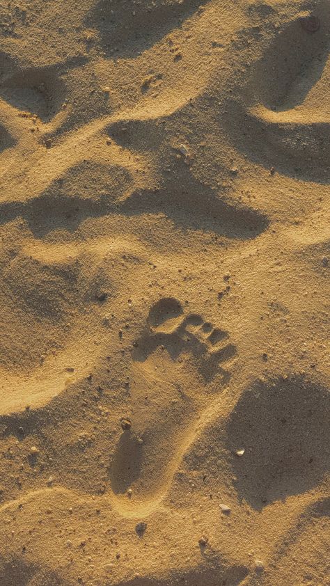 Sand Pics Beach, Footprint On Sand, Footprints Aesthetic, Footprint In Sand, Beach Aesthetic Art, Beach Sand Aesthetic, Sand Footprints, Beach Footprints, Sand Footprint