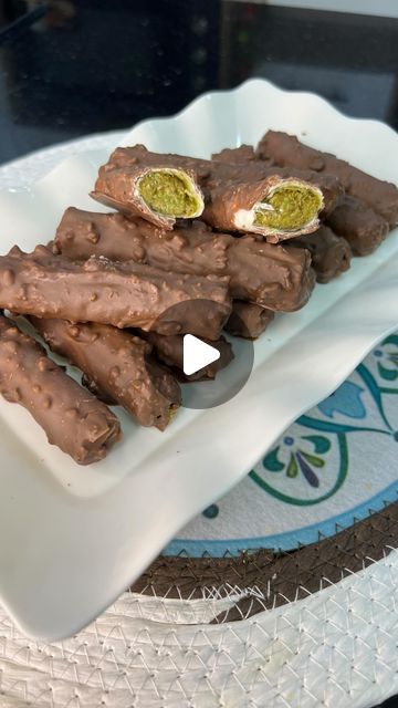 Dubai Chocolate Recipe, Dubai Chocolate Bar, Lebanese Desserts Recipes, Lebanese Sweets, Chocolate Dome, Dubai Chocolate, Lebanese Desserts, Chocolate Bar Recipe, Chocolate Cake Pops