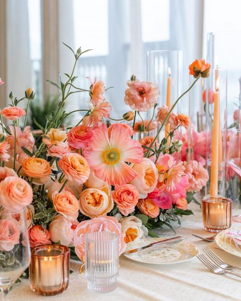 Modern Colorful Wedding Flowers, Orange Boutonniere, Orange Centerpieces, Orange And Pink Wedding, Wedding Centerpiece Ideas, Coral Wedding Flowers, Wedding Peach, Beautiful Wedding Centerpiece, Orange Wedding Flowers