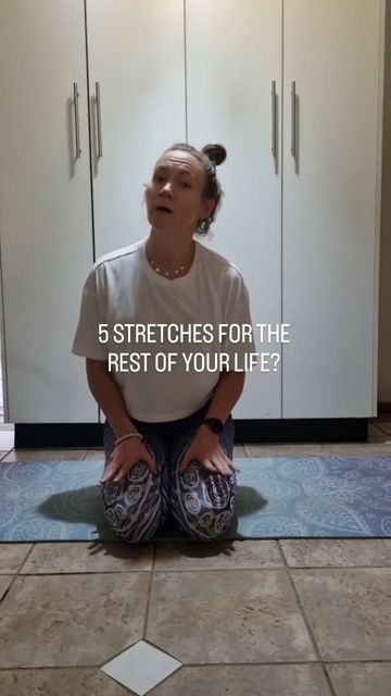 Move&Groove - Chelsea Maloney on Instagram: "IF I HAD TO PICK ONLY 5 STRETCHES FOR THE REST OF MY LIFE, THIS WOULD BE THEM ⬆️ I frequently get asked about what stretches to do, for how long, in what sequence etc. Yes all of this matters but what matters more is actually just starting to do any kind of stretching and mobility. 1 minute of each of these is just 5 minutes out of your day 👏 It covers the main areas that people struggle in with mobility (hips, shoulders and thoracic spine) I can Daily Mobility Stretches, Stretching For Mobility, Morning Mobility Stretches, 30 Minute Stretch Routine, 10 Minute Stretch Routine, Mobility Stretches, Workouts Routines, Life Secrets, Daily Stretches