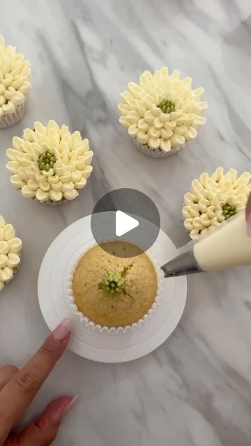 Creator of the worlds first standing cupcake bouquet on Instagram: "If only it was this fast 🤣 I want to try piping a chrysanthemum in a new colour, let me know which you would like to see and I will upload it next 🧁" Cupcakes Decoration Flowers Easy, Diy Floral Cupcakes, How To Make Flowers On Cupcakes, Buttercream Floral Cupcakes, Easy Buttercream Flowers Tutorial, Easy Flower Piping, Carrot Cupcakes Decoration, Cupcake Cakes Designs, Icing Cupcakes Techniques