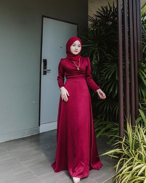 Green Wide Leg Pants Outfit, Maroon Hijab, Kimono Hijab, Hijab Prom Dress, Green Wide Leg Pants, Wide Leg Pants Outfit, Abaya Kimono, Dress Pesta, Dress Kebaya