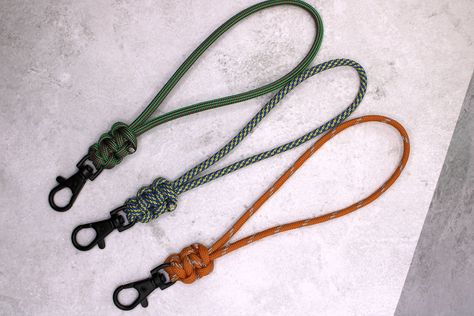 Top Beaded Keyrings & Lanyards Paracord Wristlet, Keychain Paracord, Beaded Keyrings, Paracord Armband, Paracord Keychain, Beaded Designs, Outdoor Gifts, Beaded Lanyards, Survival Camping